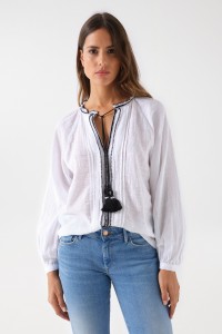 BLUSA CON DETALLES BORDADOS