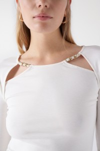 TOP WITH CHAIN DETAIL