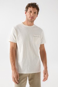 T-SHIRT MIT TASCHE UND STREIFENDETAIL