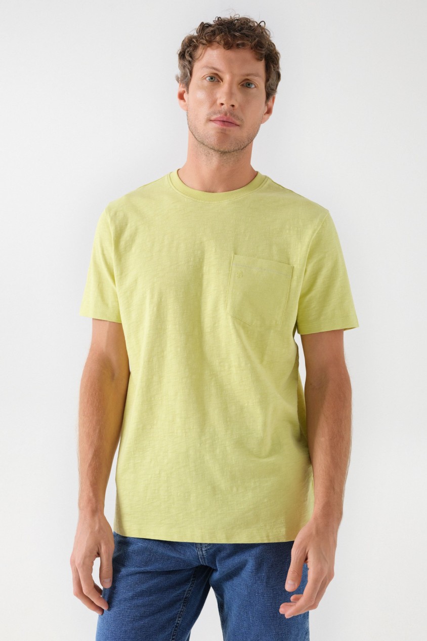 T-SHIRT DE ALGODO COM BOLSO