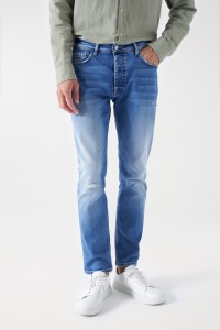 REGULAR-JEANS MIT RISSEN