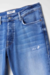 REGULAR-JEANS MIT RISSEN