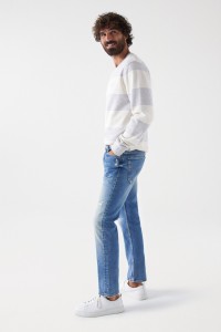 REGULAR-JEANS MIT RISSEN