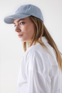 LIGHTDENIM CAP WITH BRANDING DETAIL