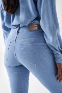 SECRET PUSH IN STRAIGHT JEANS