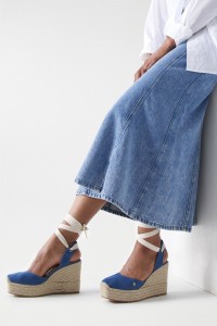 ESPADRILLES MIT KEILABSATZ AUS DENIM