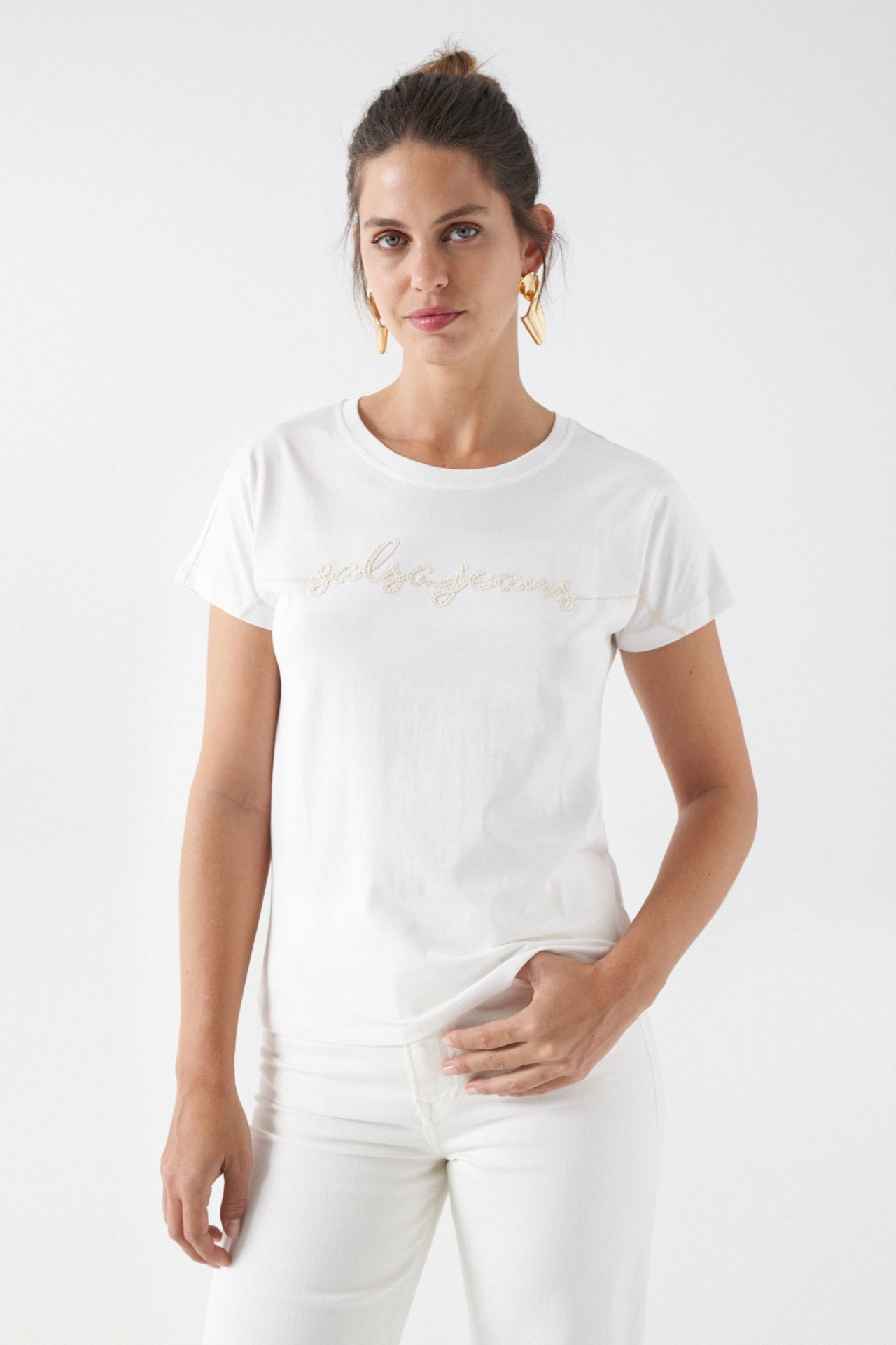 T-SHIRT COM BRANDING EM BORDADO