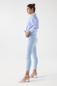 SECRET PUSH IN CROPPED SKINNY JEANS