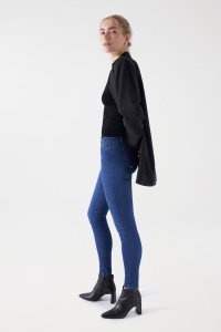 WONDER PUSH UP-JEANS, SKINNY-PASSFORM, MIT GLANZEFFEKT