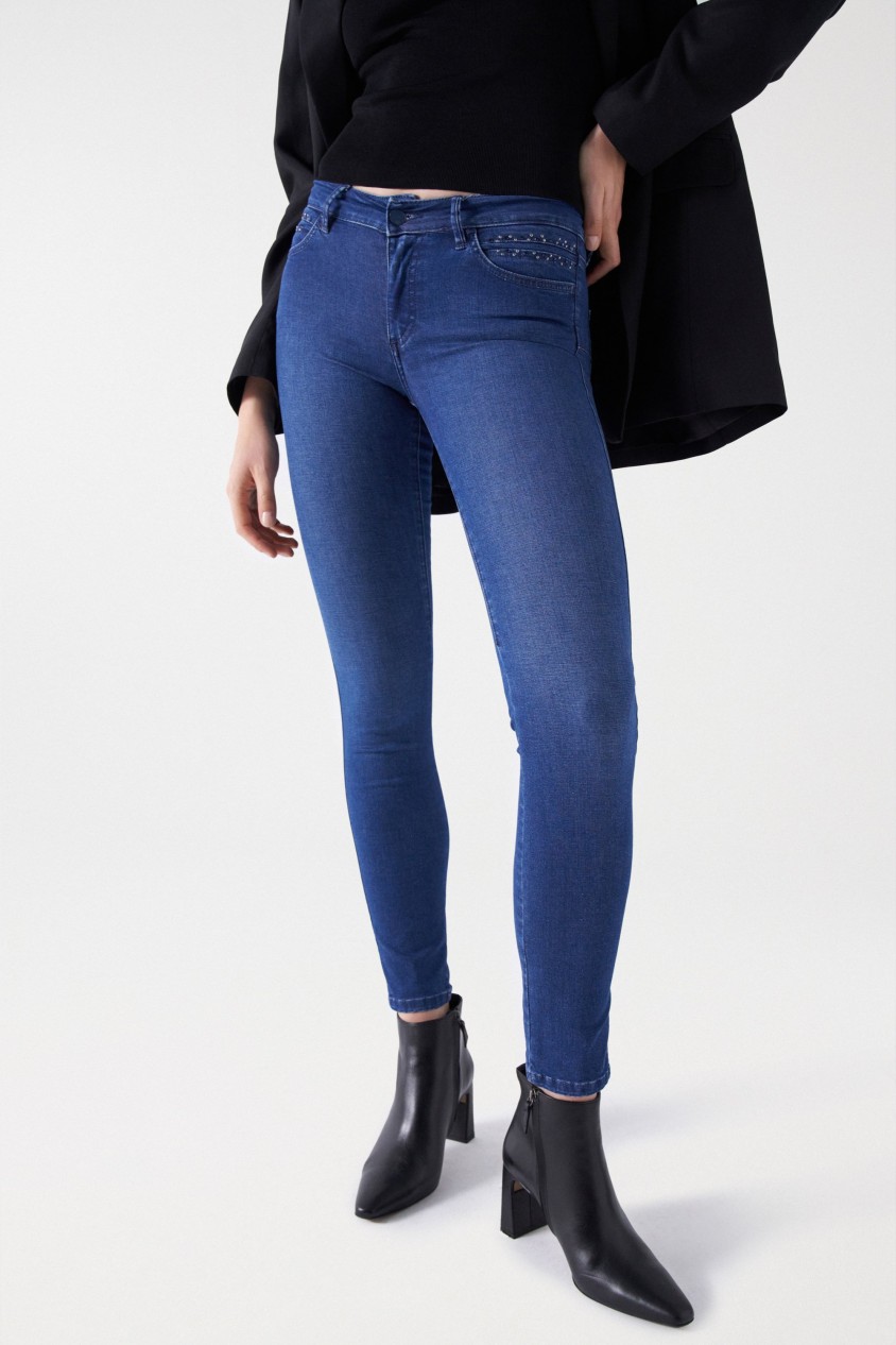 WONDER PUSH UP-JEANS, SKINNY-PASSFORM, MIT GLANZEFFEKT