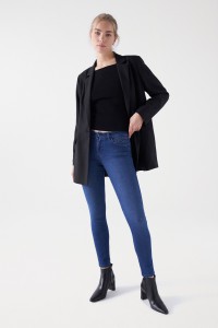 WONDER PUSH UP-JEANS, SKINNY-PASSFORM, MIT GLANZEFFEKT