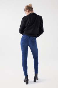 WONDER PUSH UP-JEANS, SKINNY-PASSFORM, MIT GLANZEFFEKT