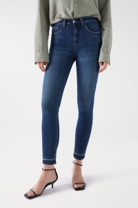 FAITH PUSH IN-JEANS, CROPPED SLIM-PASSFORM MIT AUSGELASSENEM SAUM