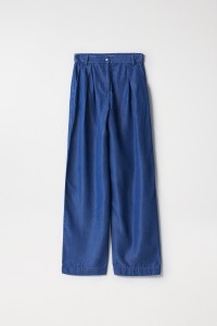 LIGHTDENIM HOSE MIT WEITEM BEIN