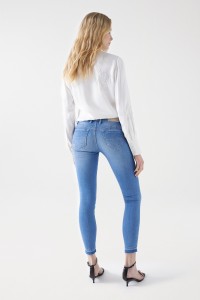 WONDER PUSH UP-JEANS, CROPPED SKINNY-PASSFORM, MIT DETAILS AM SAUM