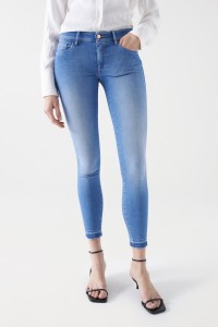 WONDER PUSH UP-JEANS, CROPPED SKINNY-PASSFORM, MIT DETAILS AM SAUM