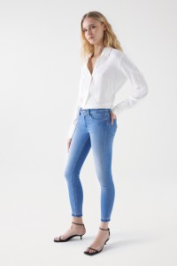 VAQUEROS WONDER PUSH UP CROPPED SKINNY CON DETALLES EN EL BAJO