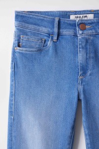 VAQUEROS WONDER PUSH UP CROPPED SKINNY CON DETALLES EN EL BAJO