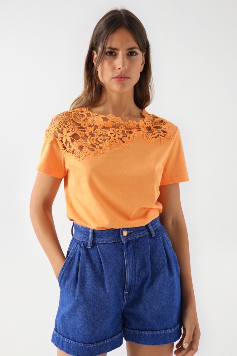 T-SHIRT WITH LACE DETAIL