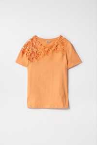 T-SHIRT WITH LACE DETAIL