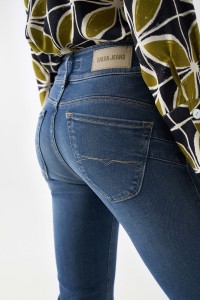 SECRET PUSH IN STRAIGHT JEANS WITH BUTTON DETAIL