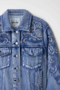 BLOUSON AUS DENIM MIT GLNZENDEN APPLIKATIONEN