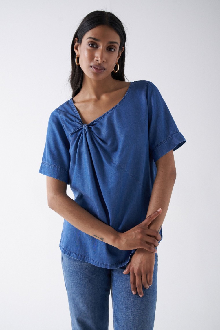 LIGTHDENIM-BLUSE MIT KNOTENVERZIERUNG