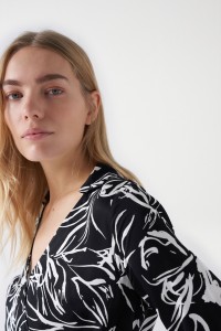 BLUSA SATINADA CON ESTAMPADO FLORAL