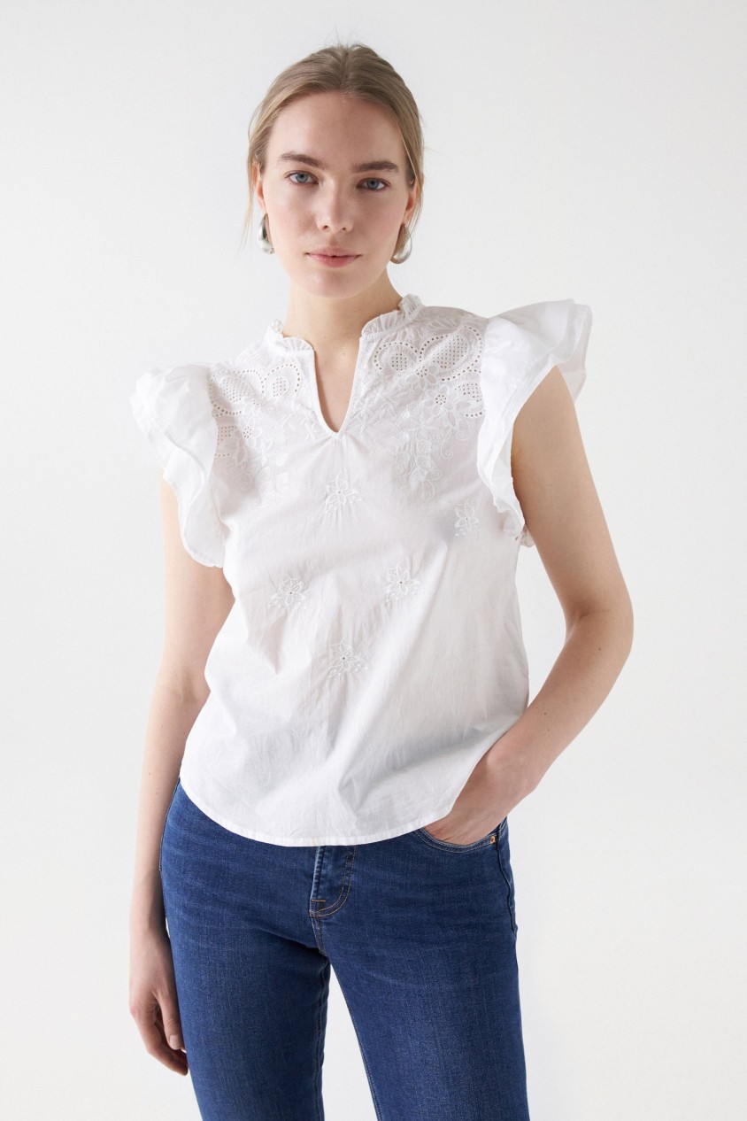 BLUSA CON BORDADOS Y VOLANTES EN LAS MANGAS