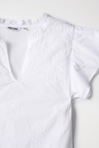 BLOUSE AVEC BRODERIE ET VOLANTS SUR LES MANCHES