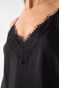 SATIN-TOP MIT SPITZENDETAIL