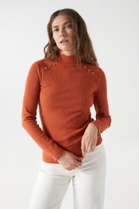 PULL EN MAILLE AVEC APPLICATIONS MTALLIQUES