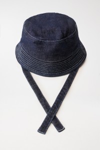 CHAPEAU EN DENIM AVEC BANDE