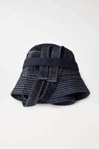 CHAPEAU EN DENIM AVEC BANDE