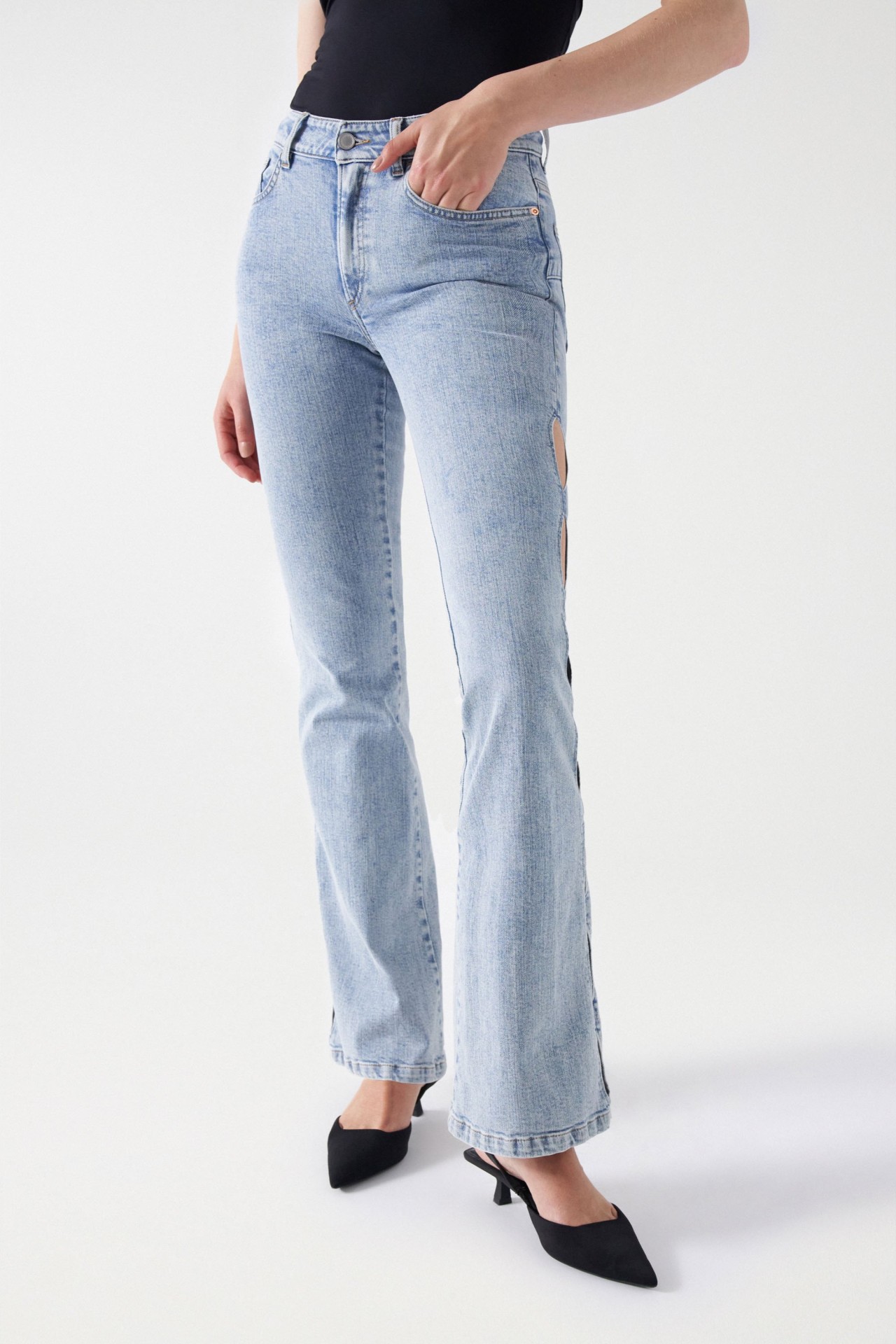 JEANS DESTINY PUSH UP FLARE COM EFEITO ENTRELACADO