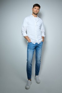 SLIM FIT JEANS WITH SLIGHT RIPS