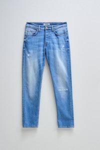 JEANS SLIM FIT COM LIGEIROS ROTOS