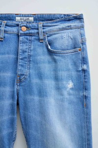 JEANS SLIM FIT COM LIGEIROS ROTOS