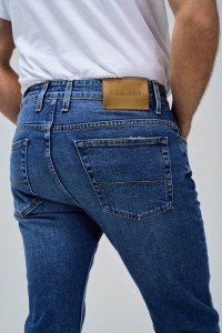 JEANS SLIM FIT COM LAVAGEM MDIA