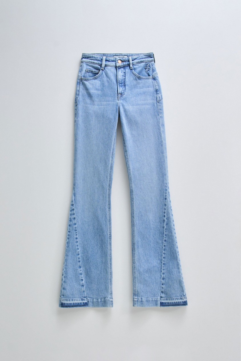 JEANS FAITH PUSH IN FLARE COM DETALHE NA BAINHA