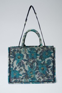 BOLSO DE MANO CON ESTAMPADO FLORAL