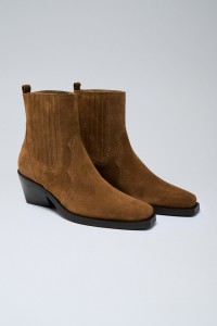 BOTAS EN PIEL ESTILO COWBOY