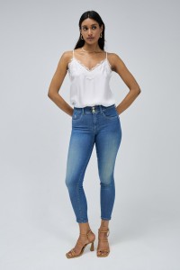 JEANS SECRET PUSH IN CROPPED MIT DETAIL IN DER TASCHE