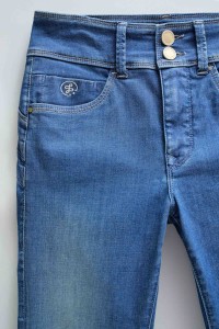 JEANS SECRET PUSH IN CROPPED AVEC DTAIL SUR LA POCHE