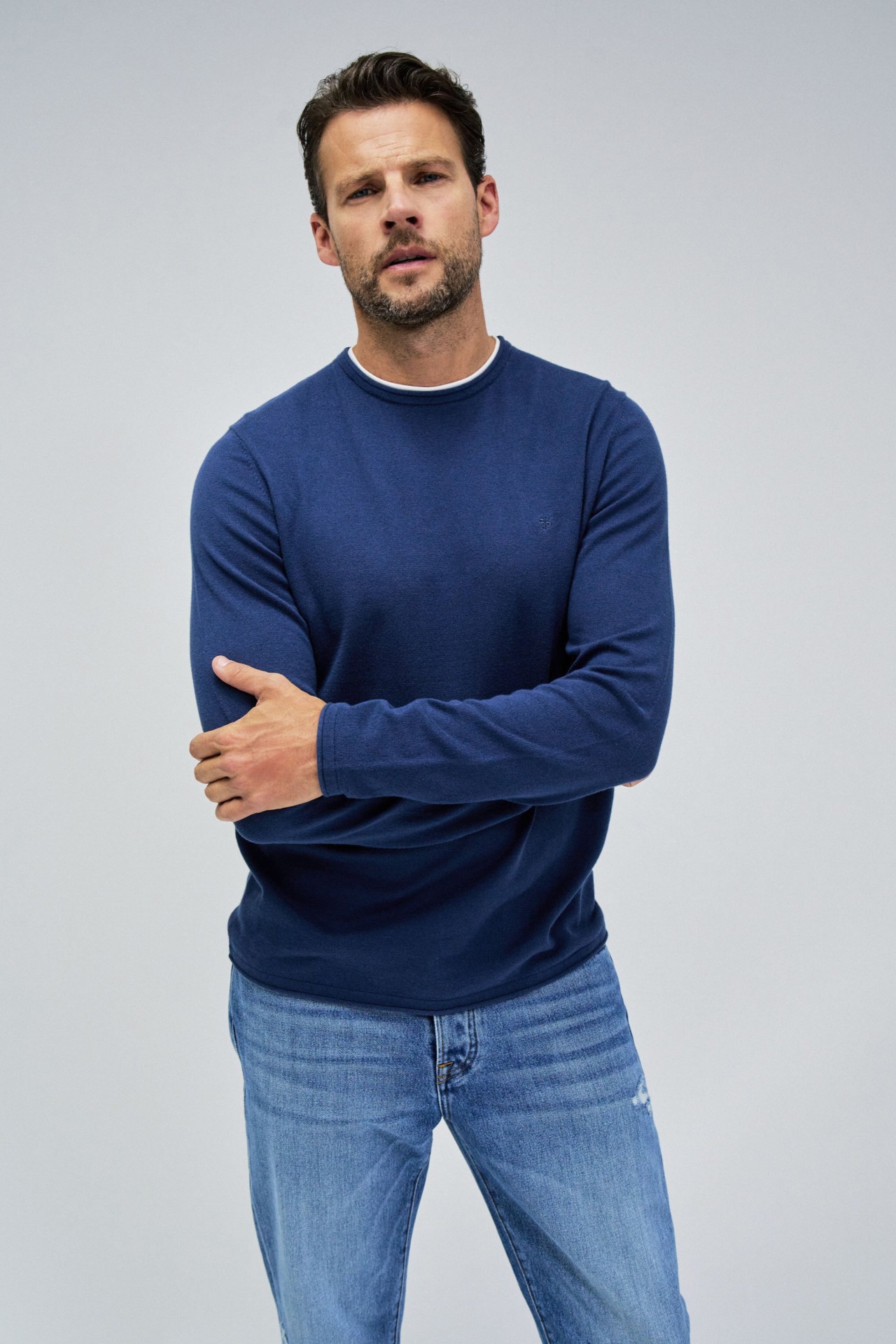 PULL EN MAILLE BLEU AVEC COL DE T-SHIRT