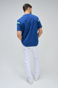 T-SHIRT AZUL COM RISCAS