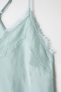 SATIN-TOP MIT SPITZENDETAIL