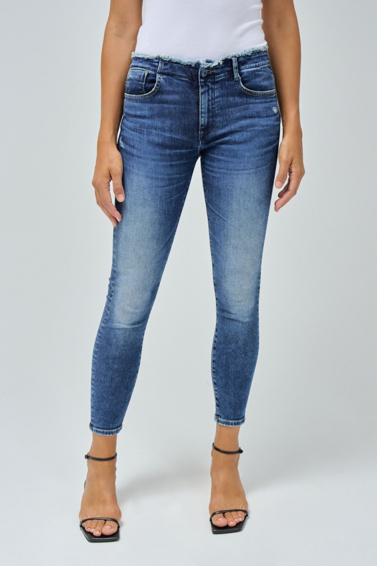 JEANS WONDER PUSH UP WITH FRAYED EFFECT