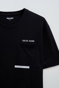 T-SHIRT WITH BRANDING AND GRAPHIC DETAILS