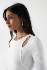 PULL EN MAILLE AVEC PENDELOQUE